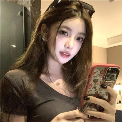 落在她身边